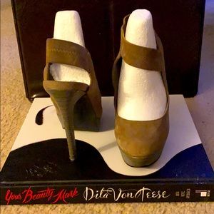 Levity grey suede platform heels